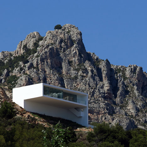 dezeen house on the cliff by fran silvestre arquitectos 31sq