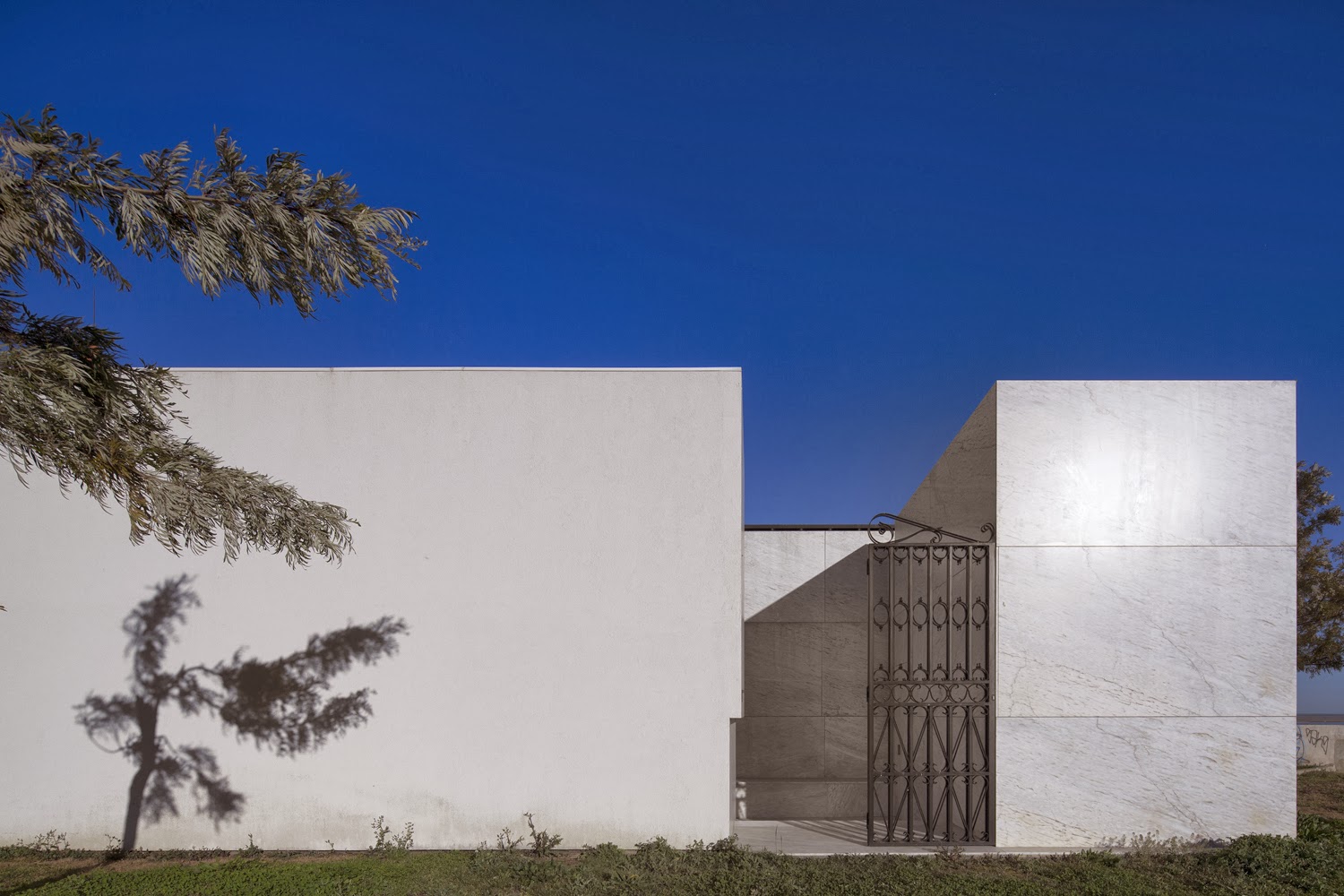 52bc2e8ae8e44ec6450000a1 mortuary houses in alhandra matos gameiro arquitectos 06