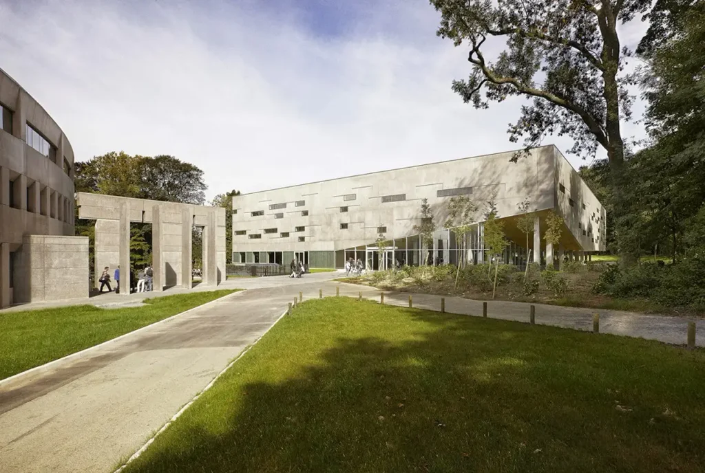Zigzag architecture EDHEC campus in Croix, France, a place of exchanges