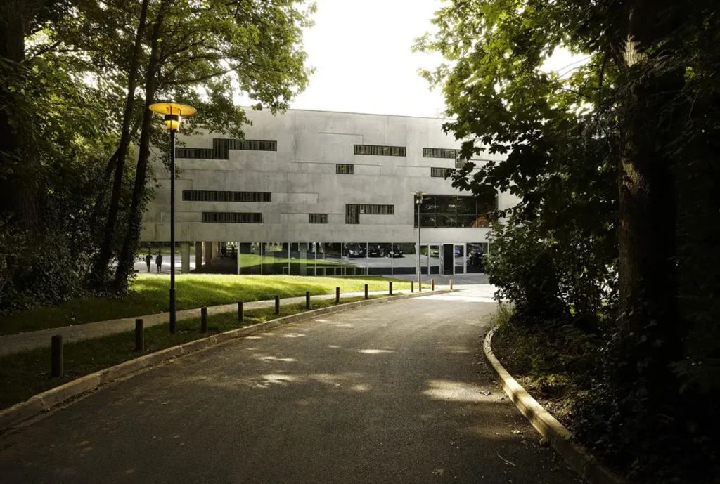 Zigzag architecture EDHEC campus in Croix, France, a place of exchanges