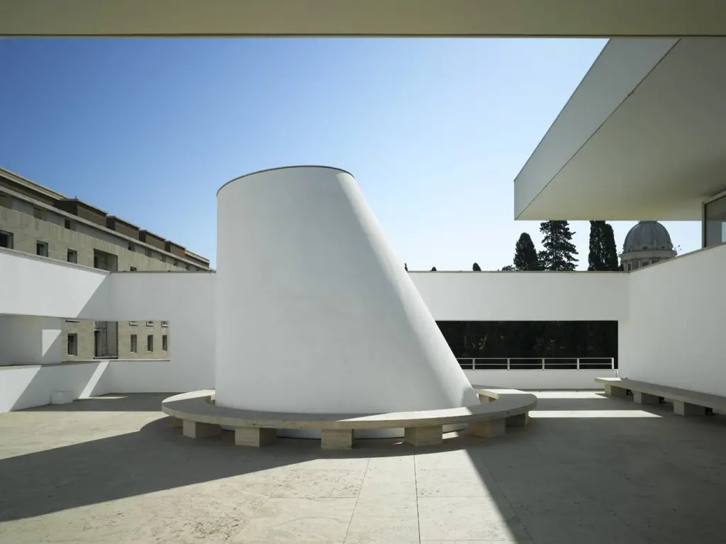 Museo dell Ara Pacis by Richard Meier, [main glass wall / entrance hall concrete
columns / travertine exterior / Ara Pacis altar pavilion skylight / Tiber River
facade / Piazza Augusto Imperatore context], Rome Italy 2006